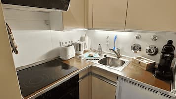 Fridge, oven, stovetop, coffee/tea maker