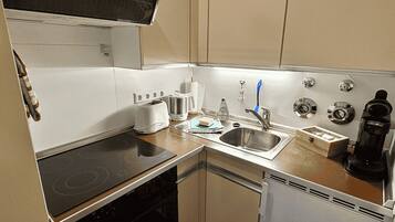 Kühlschrank, Ofen, Herdplatte, Wasserkocher mit Kaffee-/Teezubehör