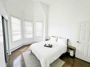 4 habitaciones, tabla de planchar con plancha, wifi y ropa de cama 