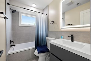 Serviettes fournies, savon, papier de toilette