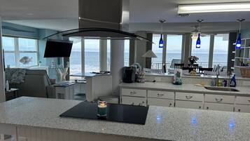 Geladeira, micro-ondas, fogão, cooktop