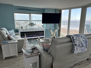 TV, fireplace, ping pong, books