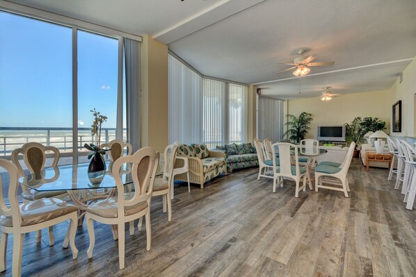 Televisión, chimenea, tenis de mesa y libros 