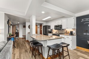 冷蔵庫、電子レンジ、オーブン、コンロ