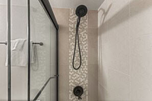 Dusche, Haartrockner, Handtücher, Seife
