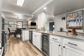 冷蔵庫、電子レンジ、オーブン、コンロ