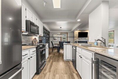Ski-In Ski-Out Luxe Mountain Retreat 2 Bed 2 Bath Condo at Torian Plum