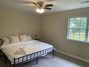 4 bedrooms, free WiFi, bed sheets - Spacious 4 Bedroom Retreat Near Lake & Charleston (Moncks Corner)