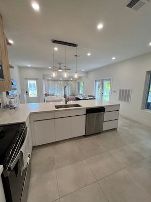 Micro-ondes, four, plaque de cuisson, lave-vaisselle