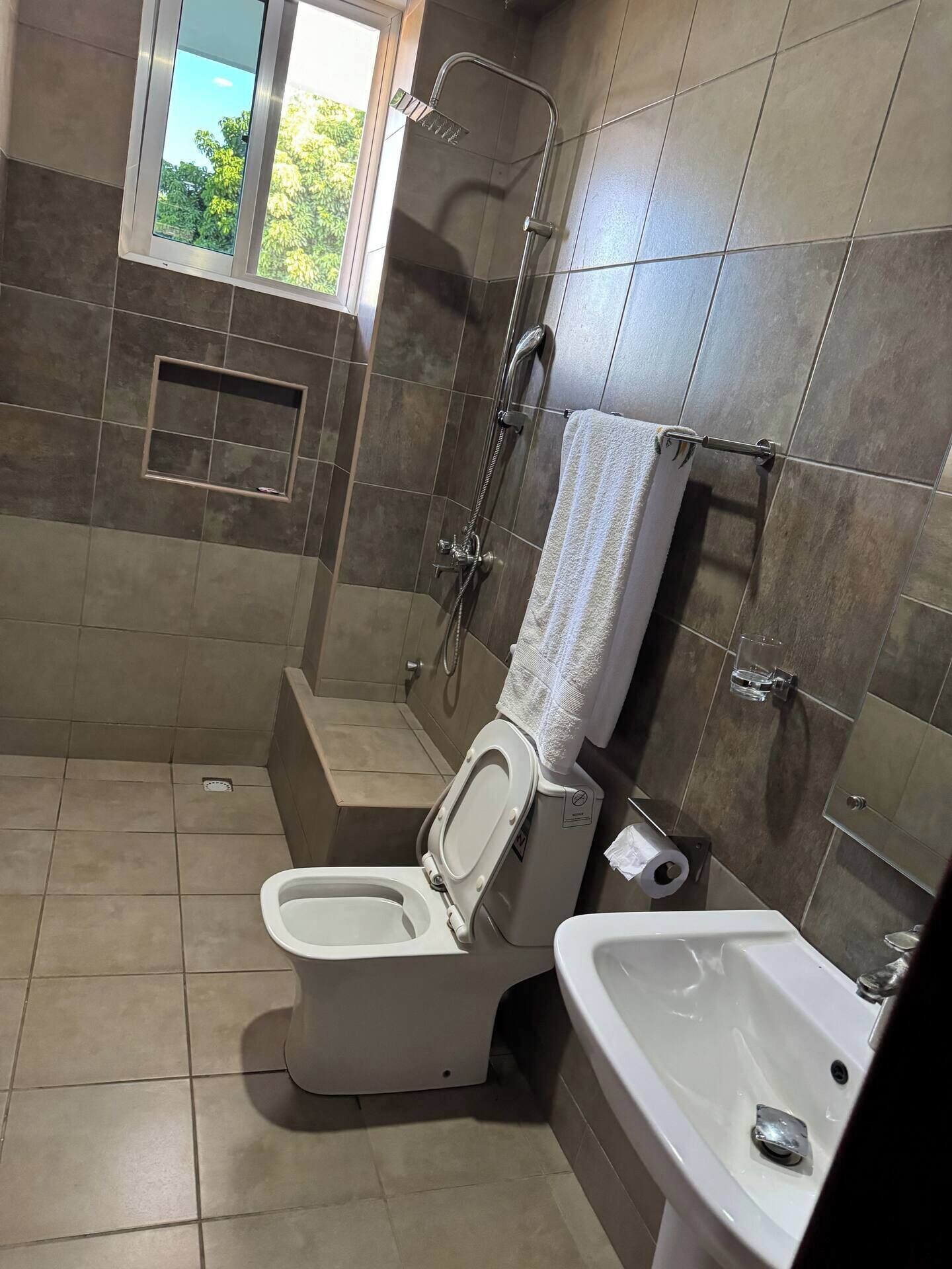 Een douche, een bidet, zeep