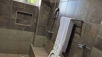 Een douche, een bidet, zeep