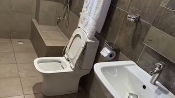 Douche, bidet, savon