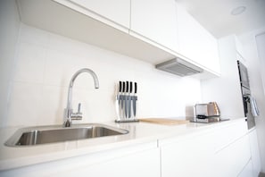 Micro-ondes, four, plaque de cuisson, lave-vaisselle