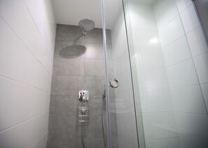 Toallas, champú y papel higiénico