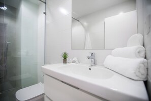 Serviettes fournies, shampoing, papier toilette