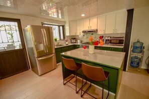 Een microgolfoven, een oven, een kookplaat