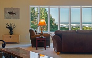 Living area - Hidden Luxury Beachfront Estate - Yachats, OR (Yachats)