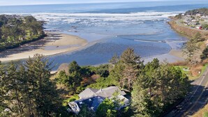 Una zona residenziale lungo la costa, con spiaggia, case e una strada.