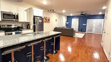 Micro-ondes, four, plaque de cuisson, lave-vaisselle