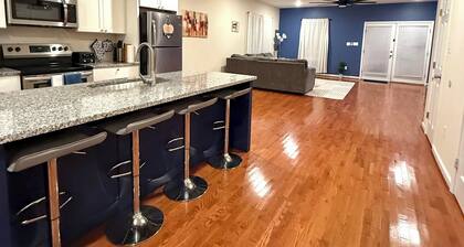 Huge 3BD 3.5BA townhome in Bryd Park with Patio!