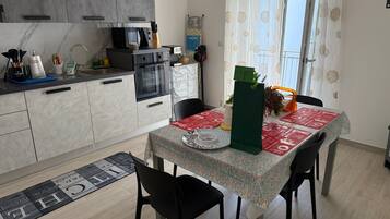 Micro-ondes, four, plaque de cuisson