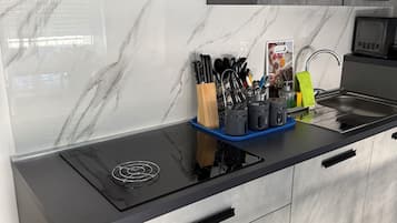 Micro-ondes, four, plaque de cuisson