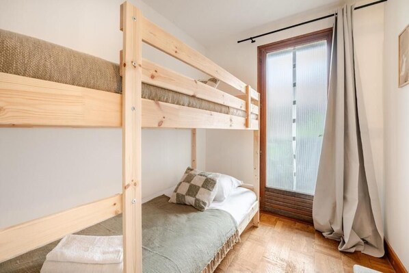 Iron/ironing board, WiFi, bed sheets