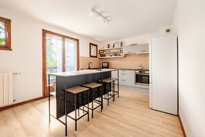 Een microgolfoven, een oven, een kookplaat, een vaatwasser