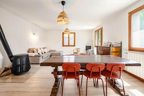 Interior - Ski in Winter, Hike in Summer - Spacious apartment with mountain balcony (Taninges)