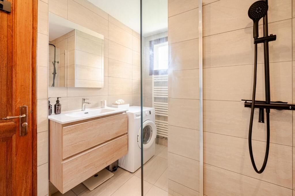 Een douche, een haardroger, handdoeken, zeep