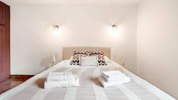 3 bedrooms, iron/ironing board, WiFi, bed sheets