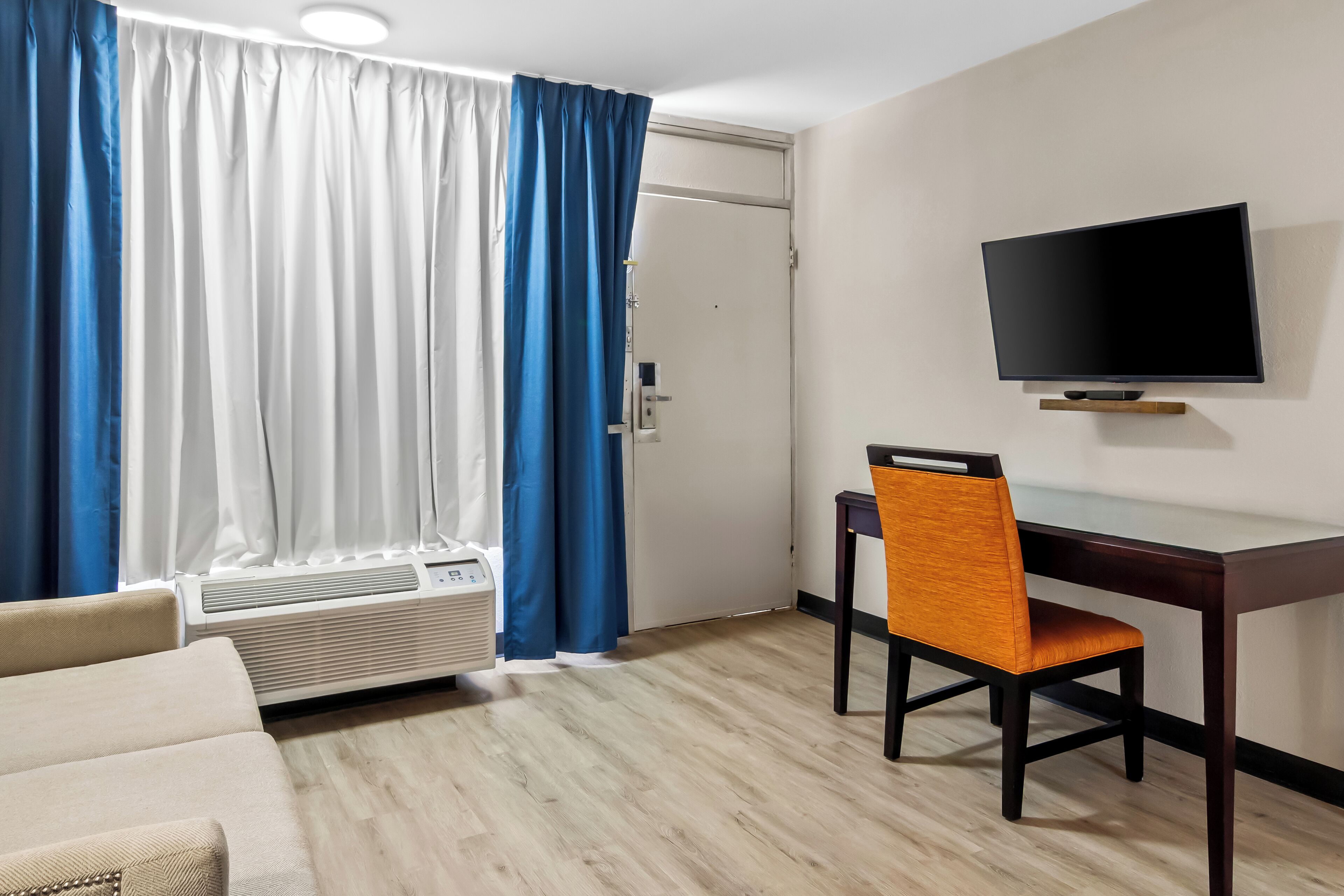 Room, 1 King Bed, Accessible, Non Smoking | Living area