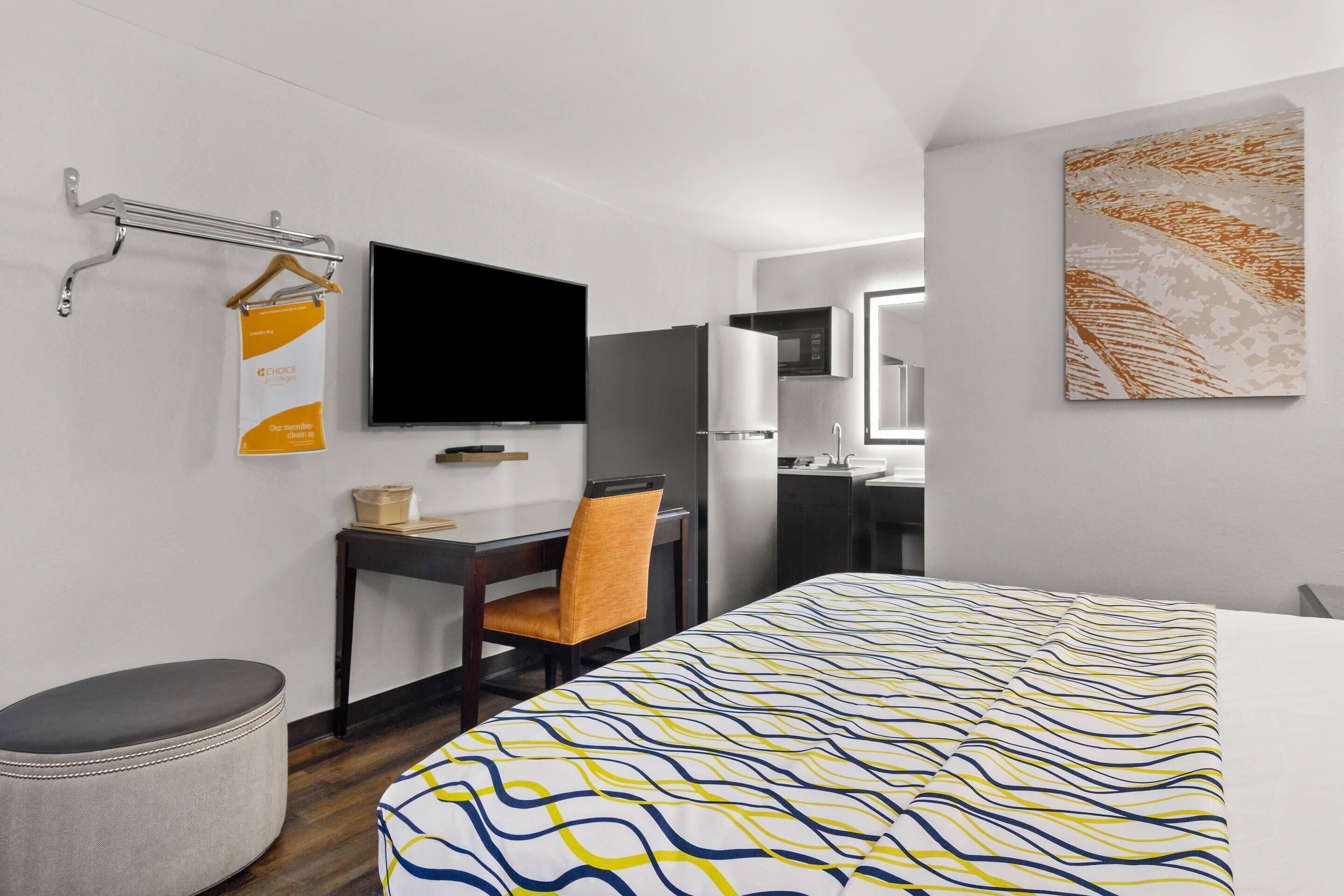 Standaard kamer, 1 kingsize bed, niet-roken | Individueel gemeubileerd, een laptopwerkplek, verduisterende gordijnen