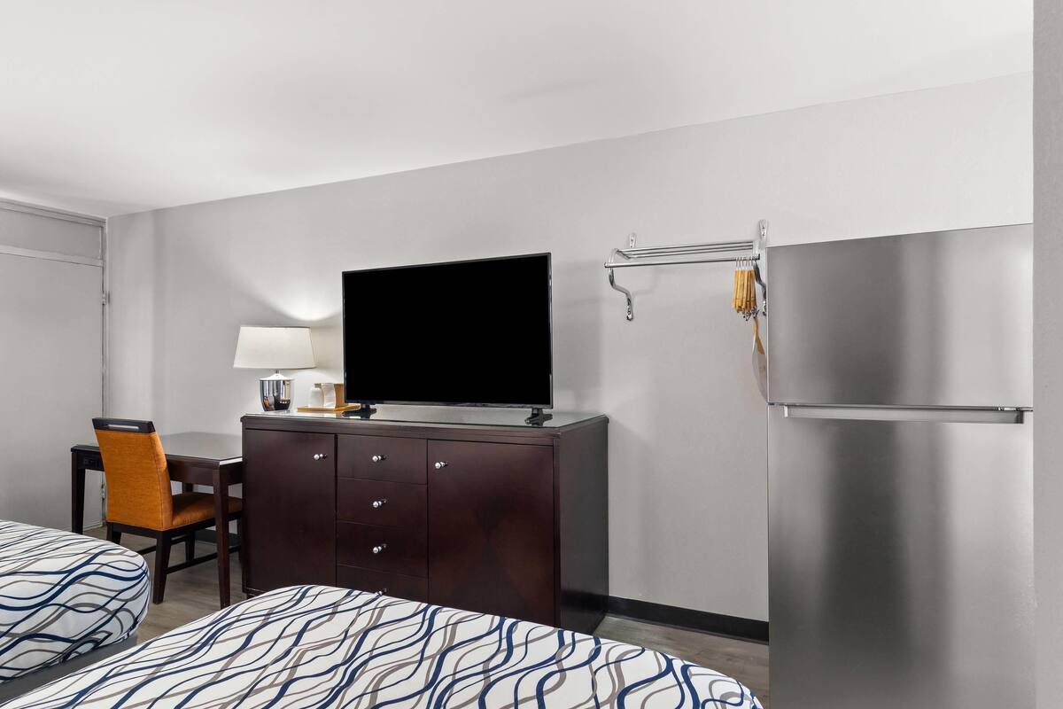 Standard Room, 2 Double Beds, Non Smoking | Laptop workspace, blackout drapes, WiFi (free), individually furnished