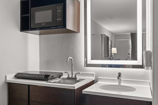 Standard Room, 2 Double Beds, Non Smoking | Laptop workspace, blackout drapes, WiFi (free), individually furnished