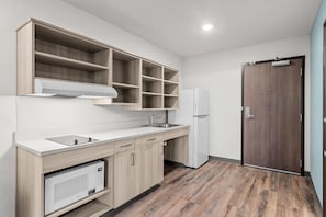 Escritorio, wifi gratis y ropa de cama 