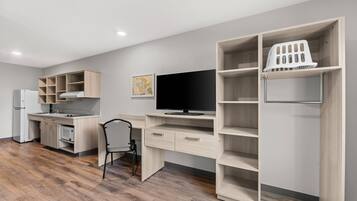 Suite, 1 Queen Bed, Accessible, Non Smoking | Free WiFi, bed sheets