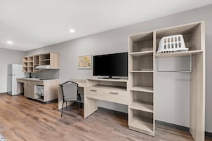 Escritorio, wifi gratis y ropa de cama