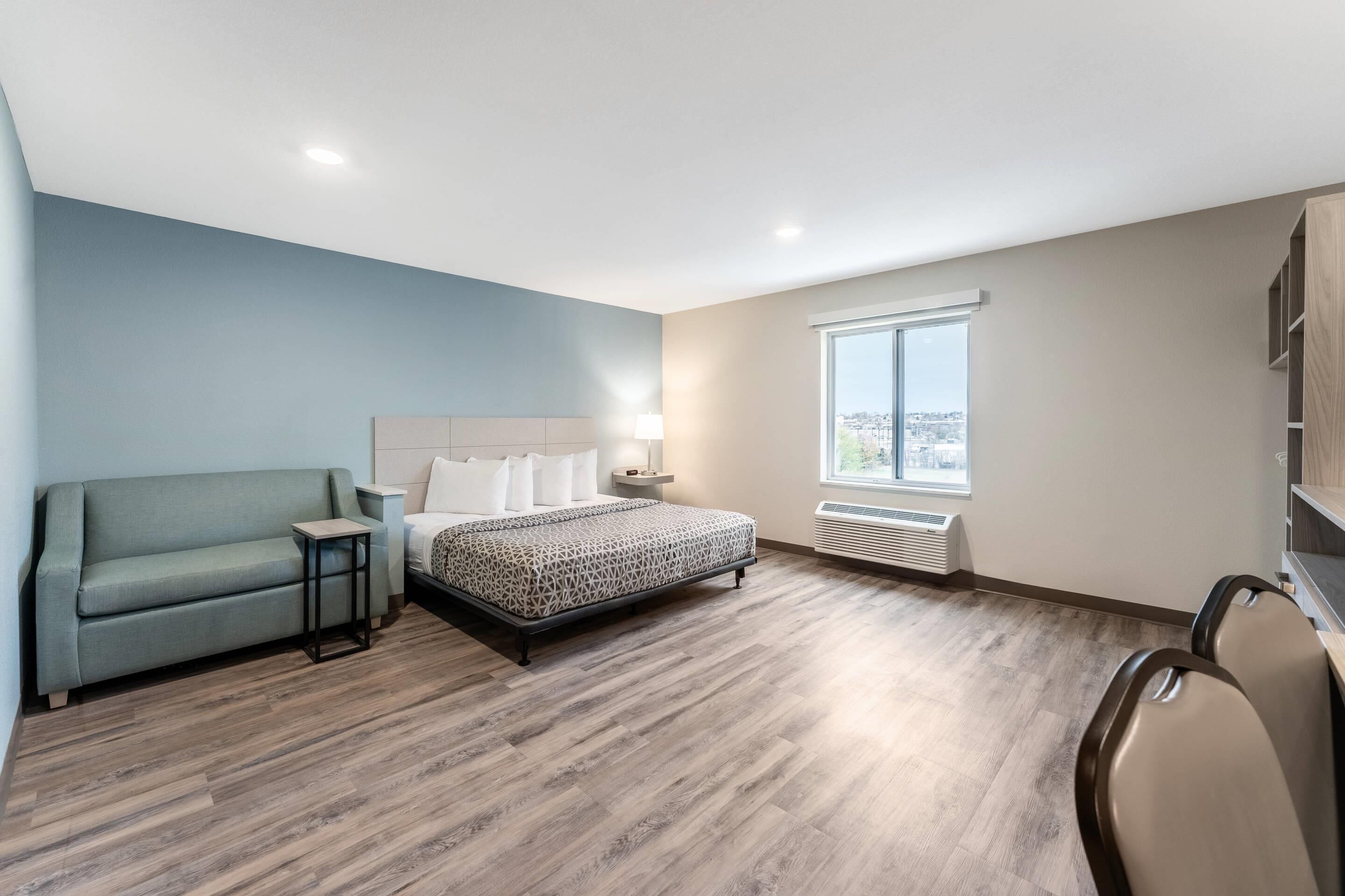 Suite, 1 King Bed, Accessible, Non Smoking | Free WiFi, bed sheets