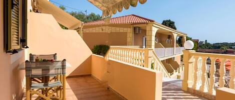 Chambre classique double, vue sur la cour intérieure | Terrasse/patio