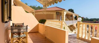 Makis Studios By La Skala Vista