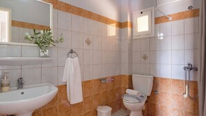 A bathroom with a sink, toilet, and shower. - Makis Studios By La Skala Vista (Kefalonia)