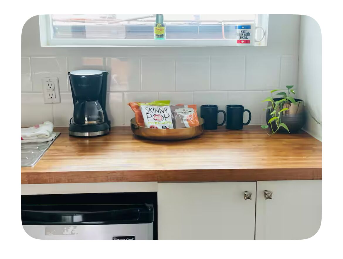 Réfrigérateur, four à micro-ondes, surface de cuisson, cafetière-théière