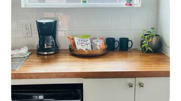 Réfrigérateur, four à micro-ondes, surface de cuisson, cafetière-théière