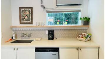 Refrigerador, microondas, parrilla de estufa y cafetera y tetera