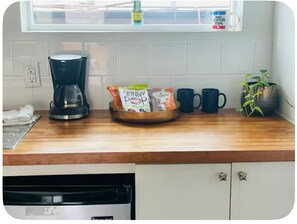 Een koelkast, een microgolfoven, een kookplaat