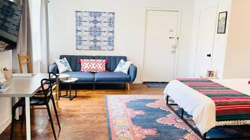 1 chambre, bureau, fer et planche à repasser, lit de bébé portatif