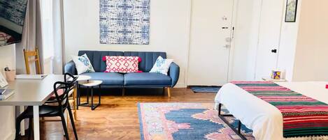 1 sovrum, skrivbord, strykjärn/strykbräda och resesäng