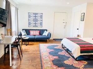 1 bedroom, desk, iron/ironing board, travel crib - Texas Bluebonnet Décor Walkable Montrose Studio 14 Centralize Suite Studio! (Houston)