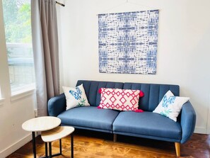 Smart TV - Texas Bluebonnet Décor Walkable Montrose Studio 14 Centralize Suite Studio! (Houston)